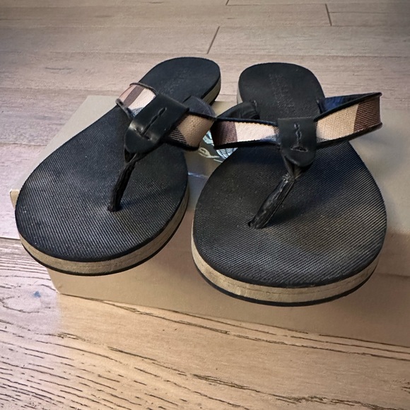BURBERRY BLACK NOVA CHECK SANDALS FLIP FLOPS SIZE 37 / 7 - Picture 5 of 13